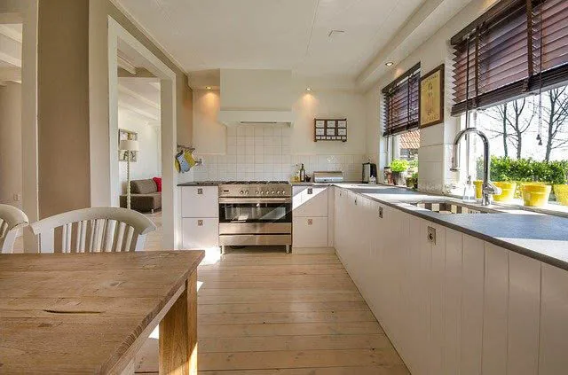 Cocina de vivienda limpia y ordenada